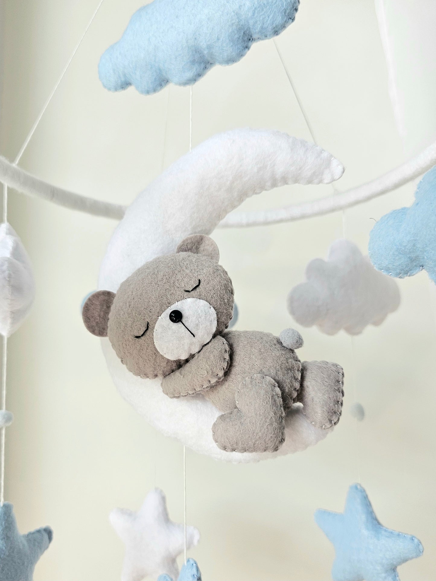Baby Mobile träumender Bär blau, grau