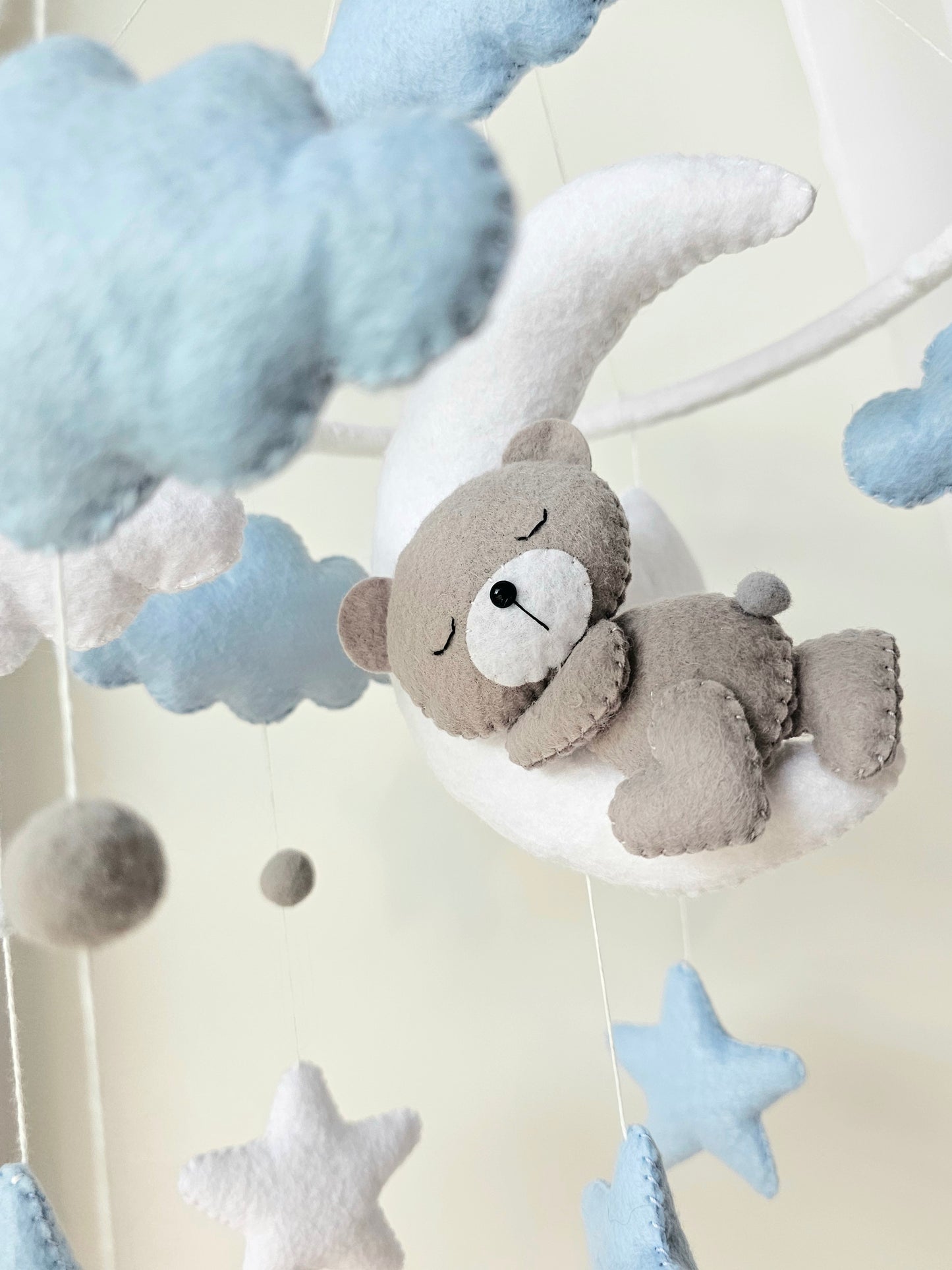 Baby Mobile träumender Bär blau, grau