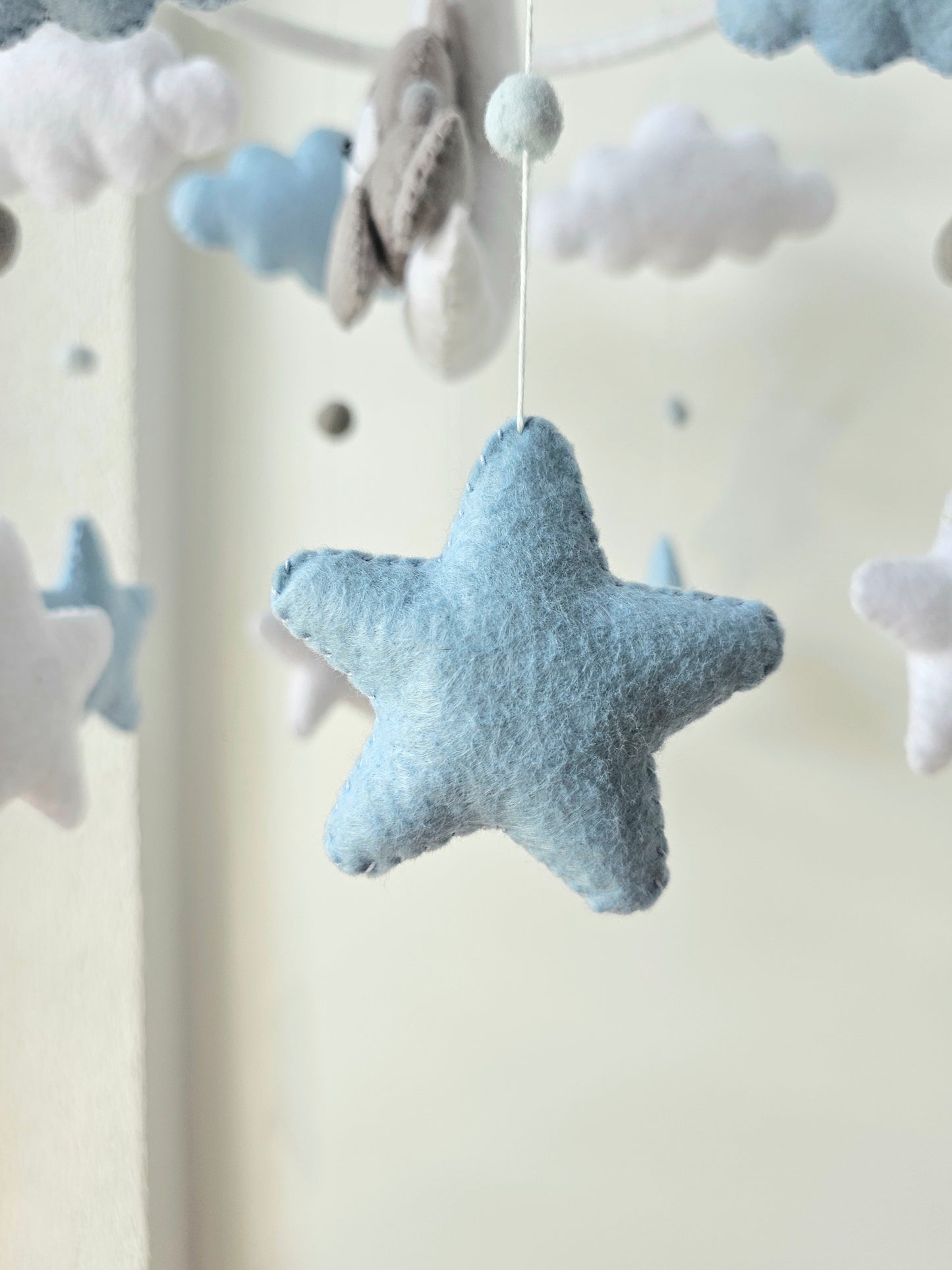 Baby Mobile träumender Bär blau, grau