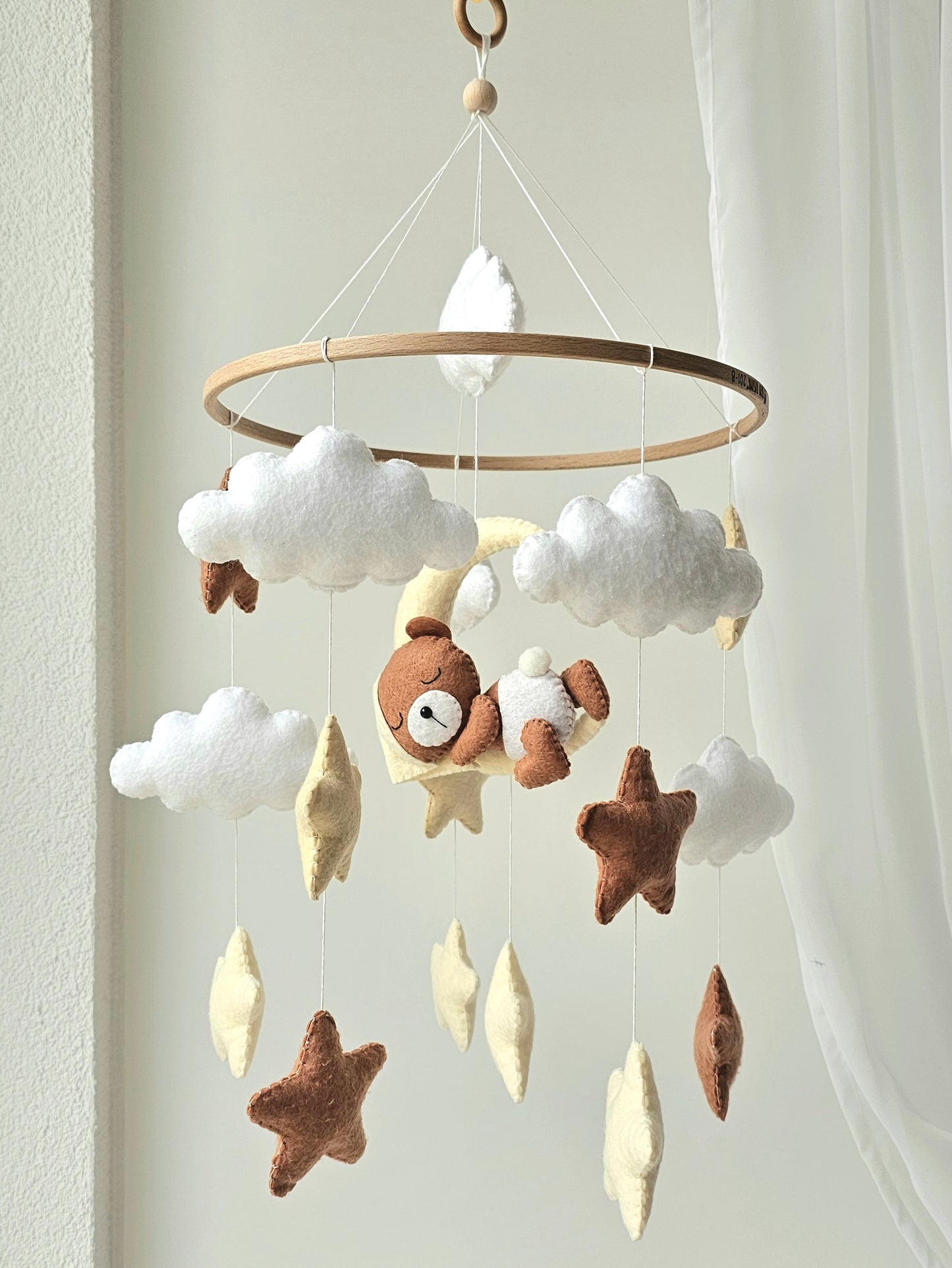 Baby Mobile schlafender Bär mit Mütze hellgelb