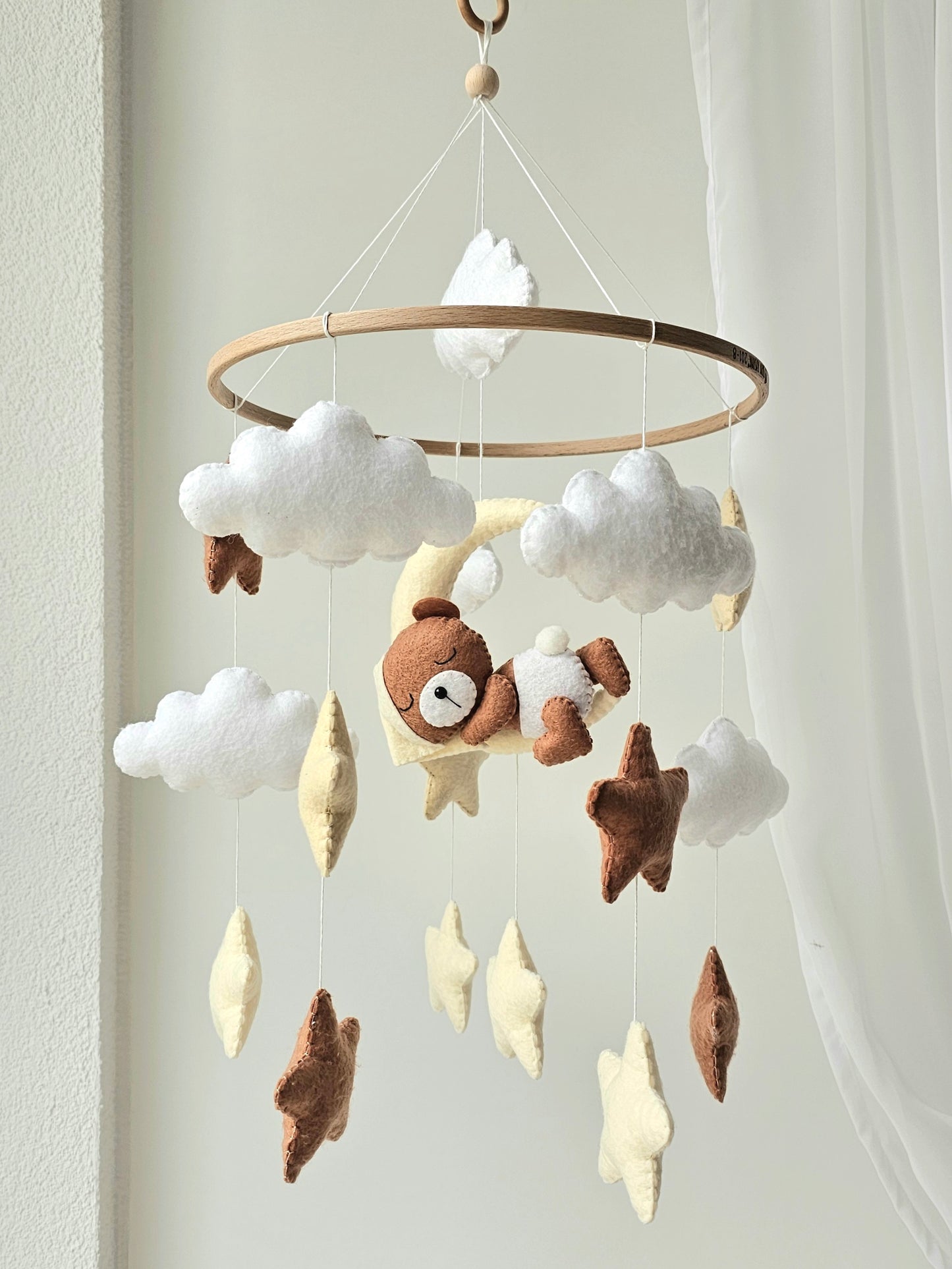 Baby Mobile schlafender Bär mit Mütze hellgelb