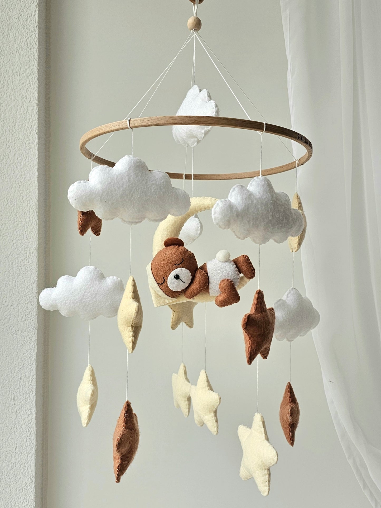 Baby Mobile schlafender Bär mit Mütze hellgelb