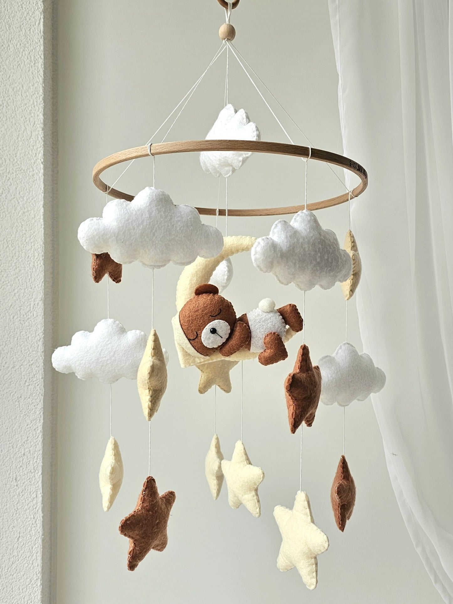Baby Mobile schlafender Bär mit Mütze hellgelb
