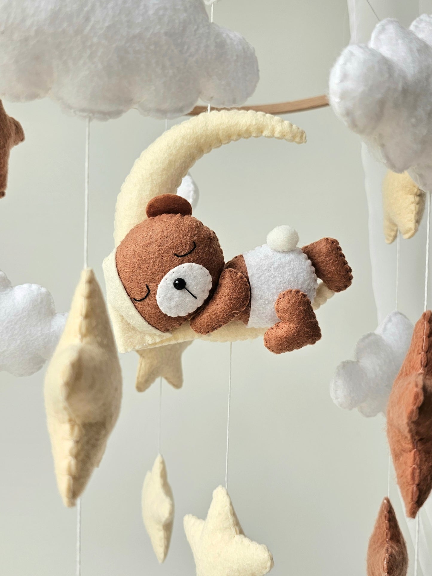 Baby Mobile schlafender Bär mit Mütze hellgelb