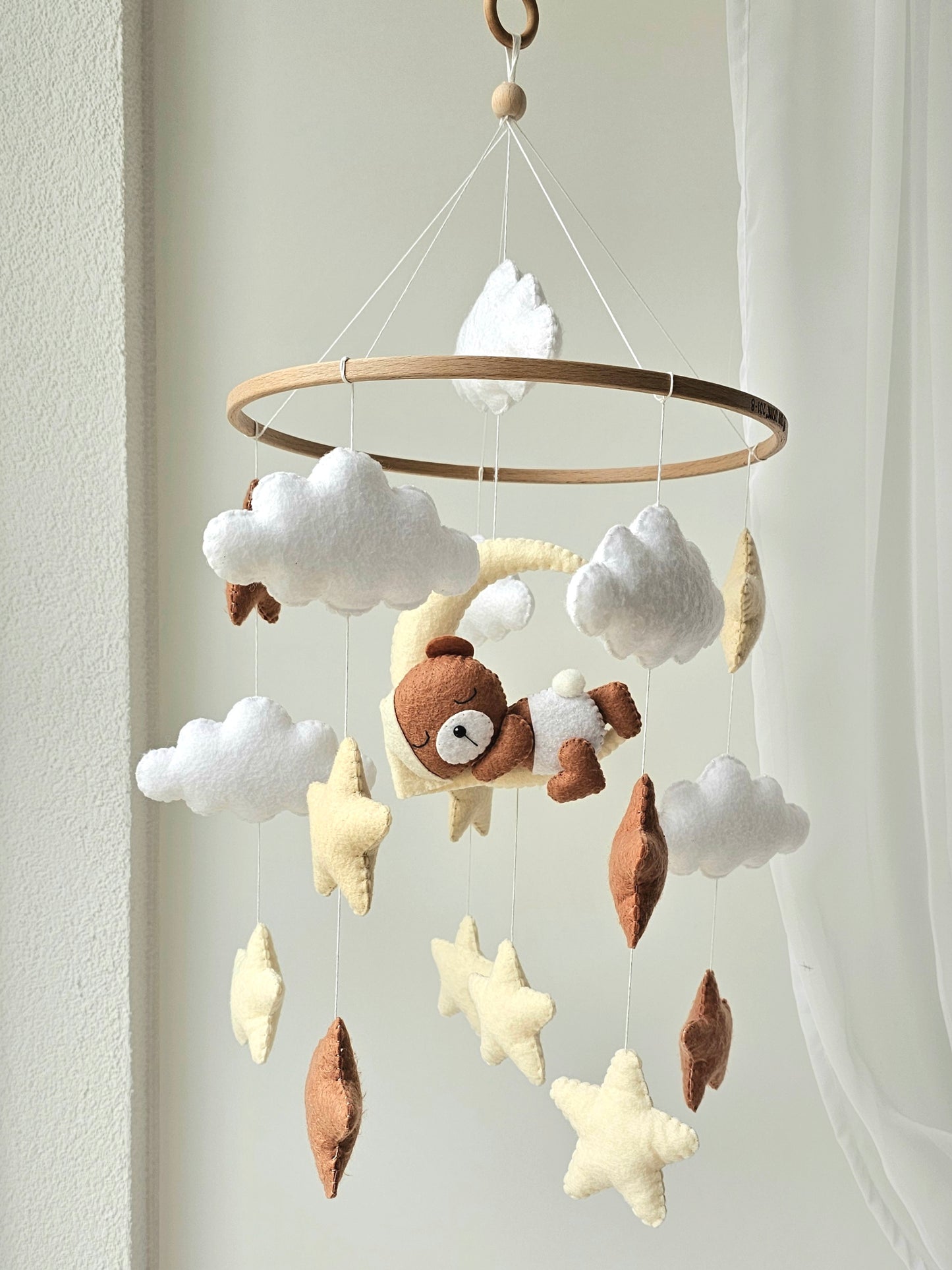 Baby Mobile schlafender Bär mit Mütze hellgelb