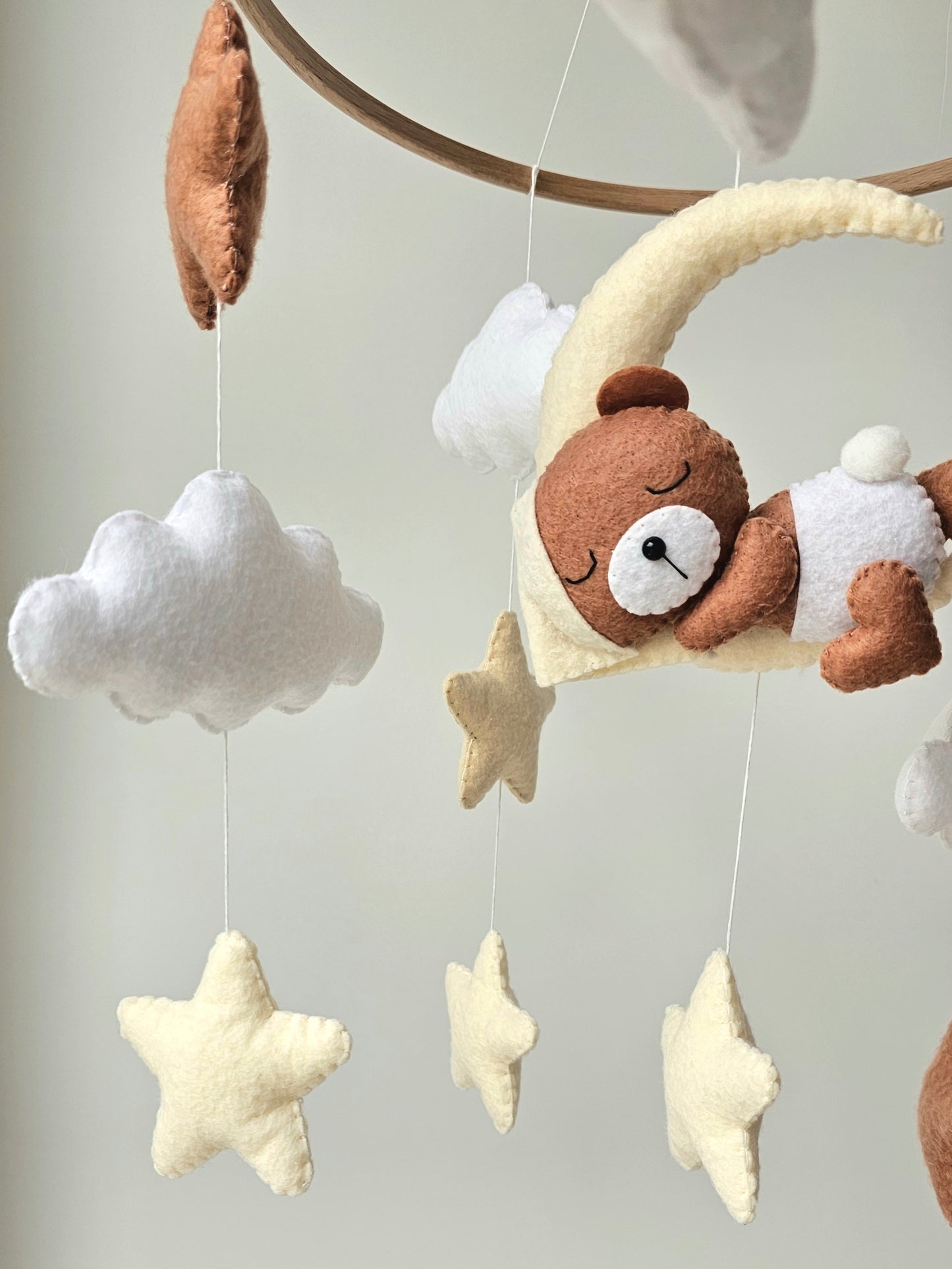 Baby Mobile schlafender Bär mit Mütze hellgelb