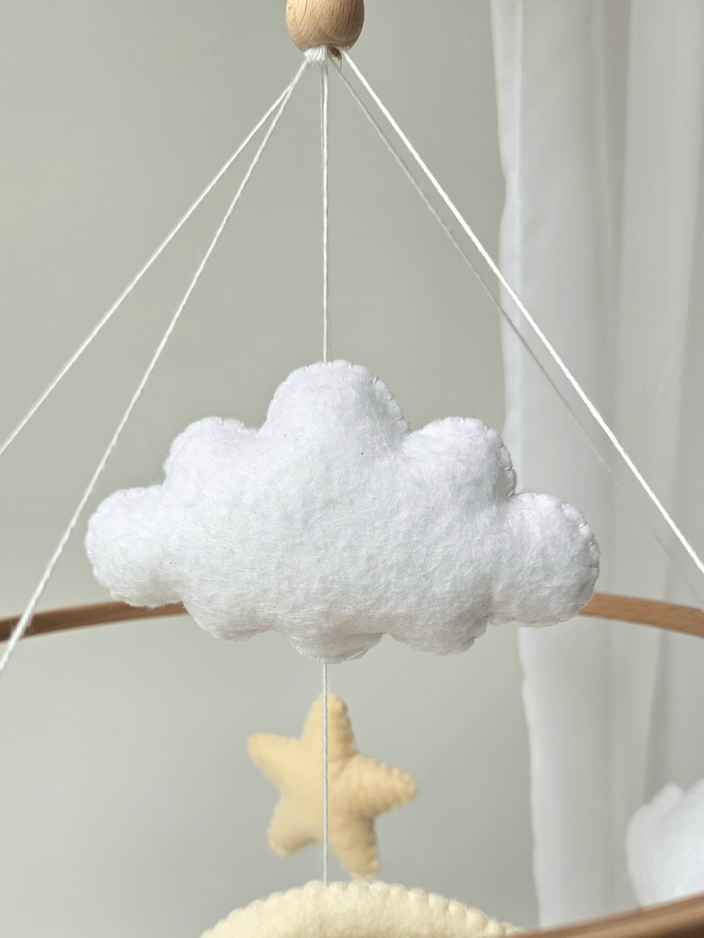 Baby Mobile schlafender Bär mit Mütze hellgelb