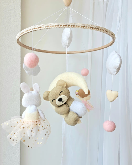 Selbstgemachtes Babymobile mit liebevoll handgefertigten Figuren und Formen, ideal für das Kinderbett oder den Kinderwagen. Hergestellt aus weichem, hochwertigem Filz in bunten Farben, fördert das Babymobile die visuelle und sensorische Entwicklung des Babys. Leicht und sicher aufzuhängen, schafft es eine beruhigende und kreative Umgebung für Ihr Kind.