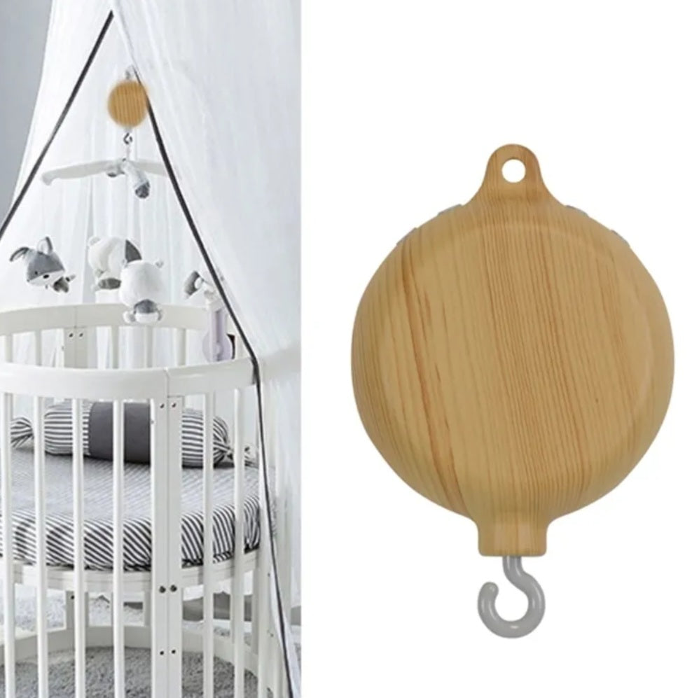 Mobile Spieluhr mit Oberfläche in Holzoptik, die beruhigende Melodien abspielt, ideal für das Babybett oder den Kinderwagen. Ausgestattet mit bunten Tierfiguren und sanften Bewegungen, fördert sie die visuelle und auditive Stimulation des Babys. Einfach zu befestigen und batteriebetrieben für eine unkomplizierte Nutzung. Perfekt, um Babys in den Schlaf zu wiegen und eine natürliche, beruhigende Umgebung zu schaffen