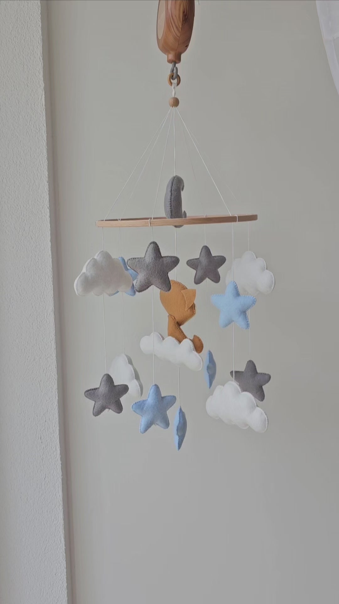 Selbstgemachtes Babymobile mit liebevoll handgefertigten Figuren und Formen, ideal für das Kinderbett oder den Kinderwagen. Hergestellt aus weichem, hochwertigem Filz in bunten Farben, fördert das Babymobile die visuelle und sensorische Entwicklung des Babys. Leicht und sicher aufzuhängen, schafft es eine beruhigende und kreative Umgebung für Ihr Kind.