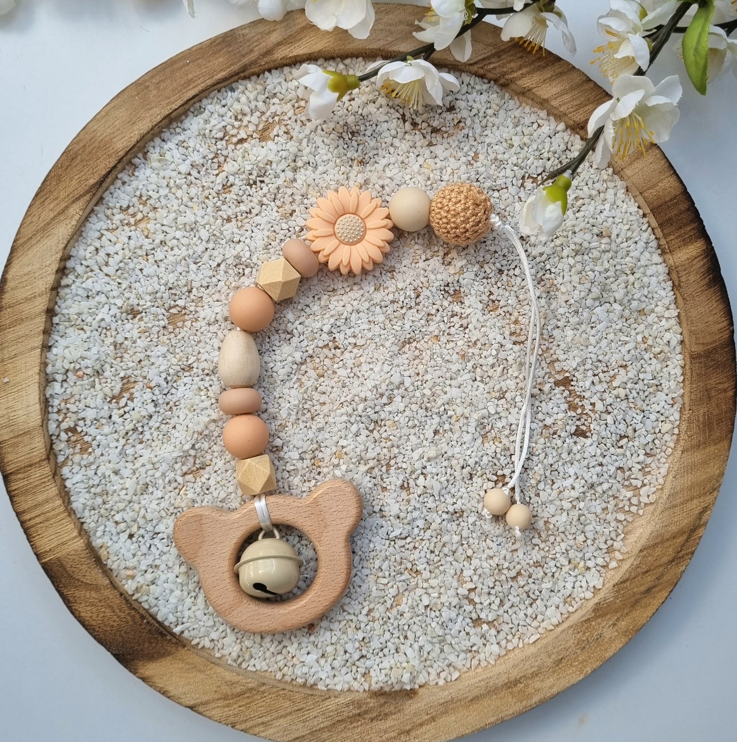 Ein handgefertigter Maxi-Cosi-Anhänger aus bunten Perlen, Holzelementen und Glocke, der unterwegs für Unterhaltung sorgt. Die verschiedenen Farben und Texturen machen das Reisen mit dem Baby nie langweilig. Ideal für Maxi-Cosi, Kinderwagen oder Bettchen.