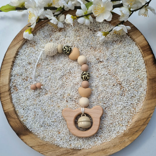 Ein handgefertigter Maxi-Cosi-Anhänger aus bunten Perlen, Holzelementen und Glocke, der unterwegs für Unterhaltung sorgt. Die verschiedenen Farben und Texturen machen das Reisen mit dem Baby nie langweilig. Ideal für Maxi-Cosi, Kinderwagen oder Bettchen.