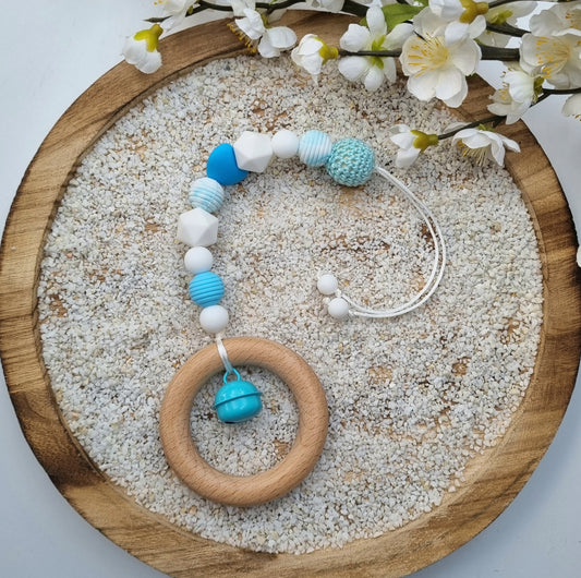 Ein handgefertigter Maxi-Cosi-Anhänger aus bunten Perlen, Holzelementen und Glocke, der unterwegs für Unterhaltung sorgt. Die verschiedenen Farben und Texturen machen das Reisen mit dem Baby nie langweilig. Ideal für Maxi-Cosi, Kinderwagen oder Bettchen.