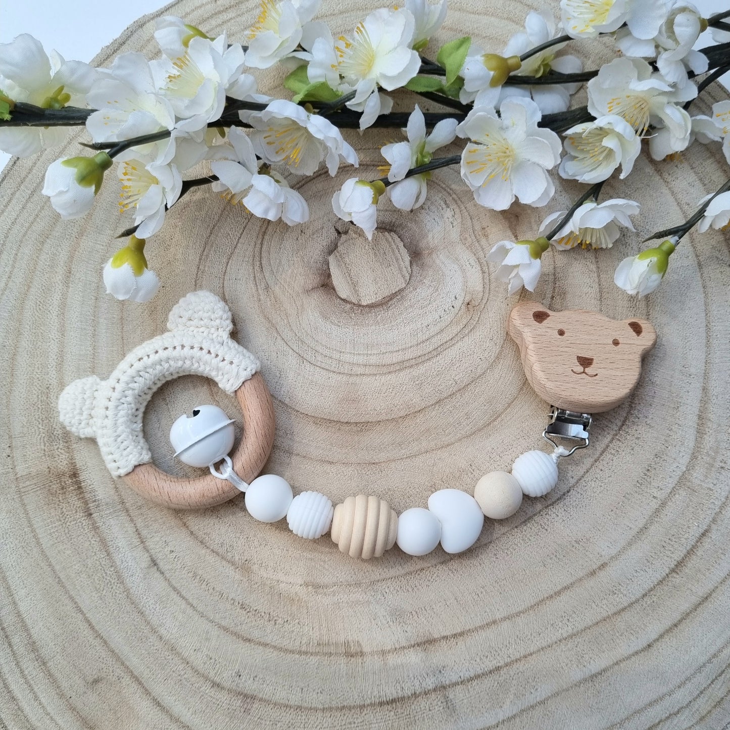 Ein handgefertigter Maxi-Cosi-Anhänger aus bunten Perlen, Holzelementen und Glocke, der unterwegs für Unterhaltung sorgt. Die verschiedenen Farben und Texturen machen das Reisen mit dem Baby nie langweilig. Ideal für Maxi-Cosi, Kinderwagen oder Bettchen.