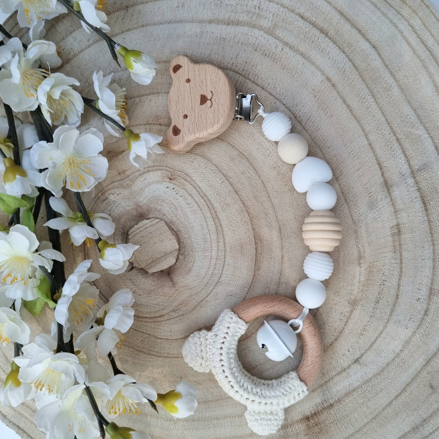 Ein handgefertigter Maxi-Cosi-Anhänger aus bunten Perlen, Holzelementen und Glocke, der unterwegs für Unterhaltung sorgt. Die verschiedenen Farben und Texturen machen das Reisen mit dem Baby nie langweilig. Ideal für Maxi-Cosi, Kinderwagen oder Bettchen.