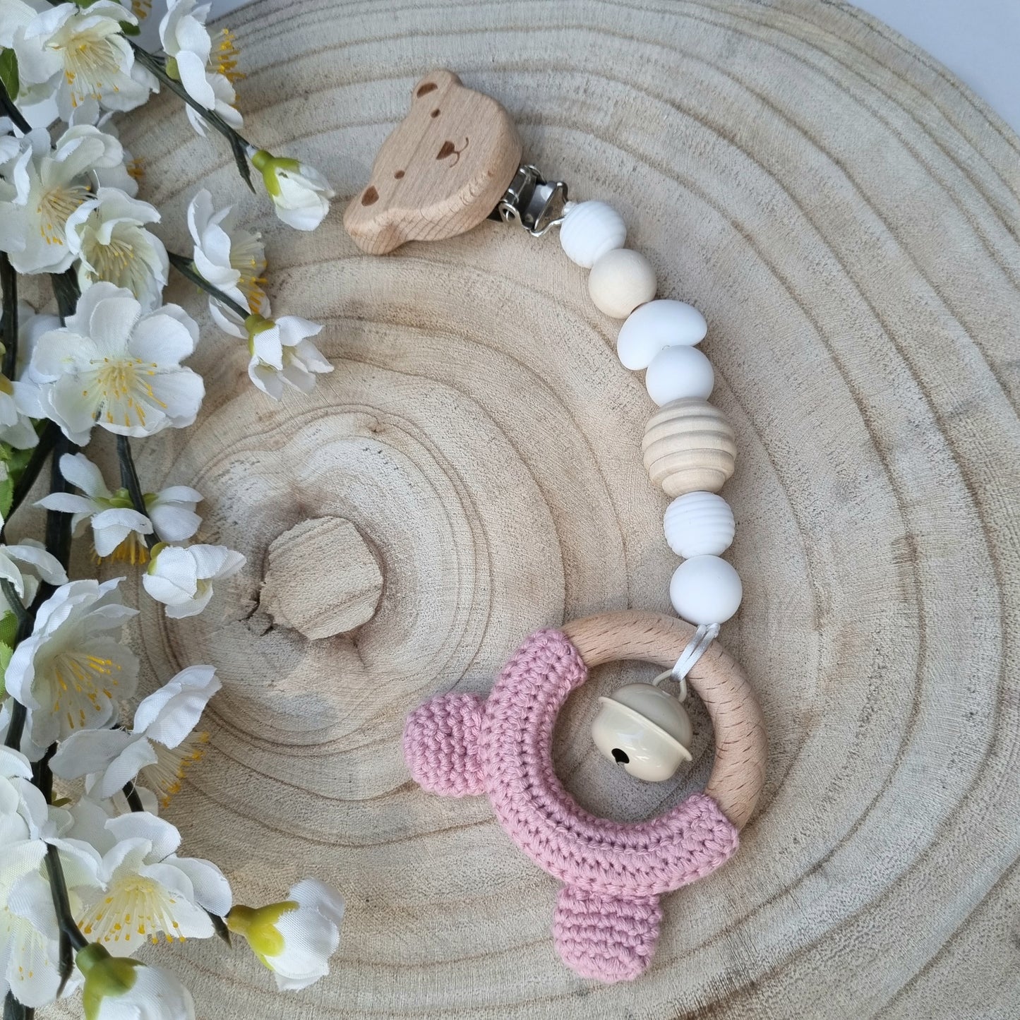 Ein handgefertigter Maxi-Cosi-Anhänger aus bunten Perlen, Holzelementen und Glocke, der unterwegs für Unterhaltung sorgt. Die verschiedenen Farben und Texturen machen das Reisen mit dem Baby nie langweilig. Ideal für Maxi-Cosi, Kinderwagen oder Bettchen.