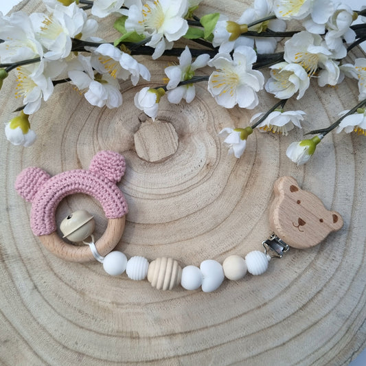 Ein handgefertigter Maxi-Cosi-Anhänger aus bunten Perlen, Holzelementen und Glocke, der unterwegs für Unterhaltung sorgt. Die verschiedenen Farben und Texturen machen das Reisen mit dem Baby nie langweilig. Ideal für Maxi-Cosi, Kinderwagen oder Bettchen.