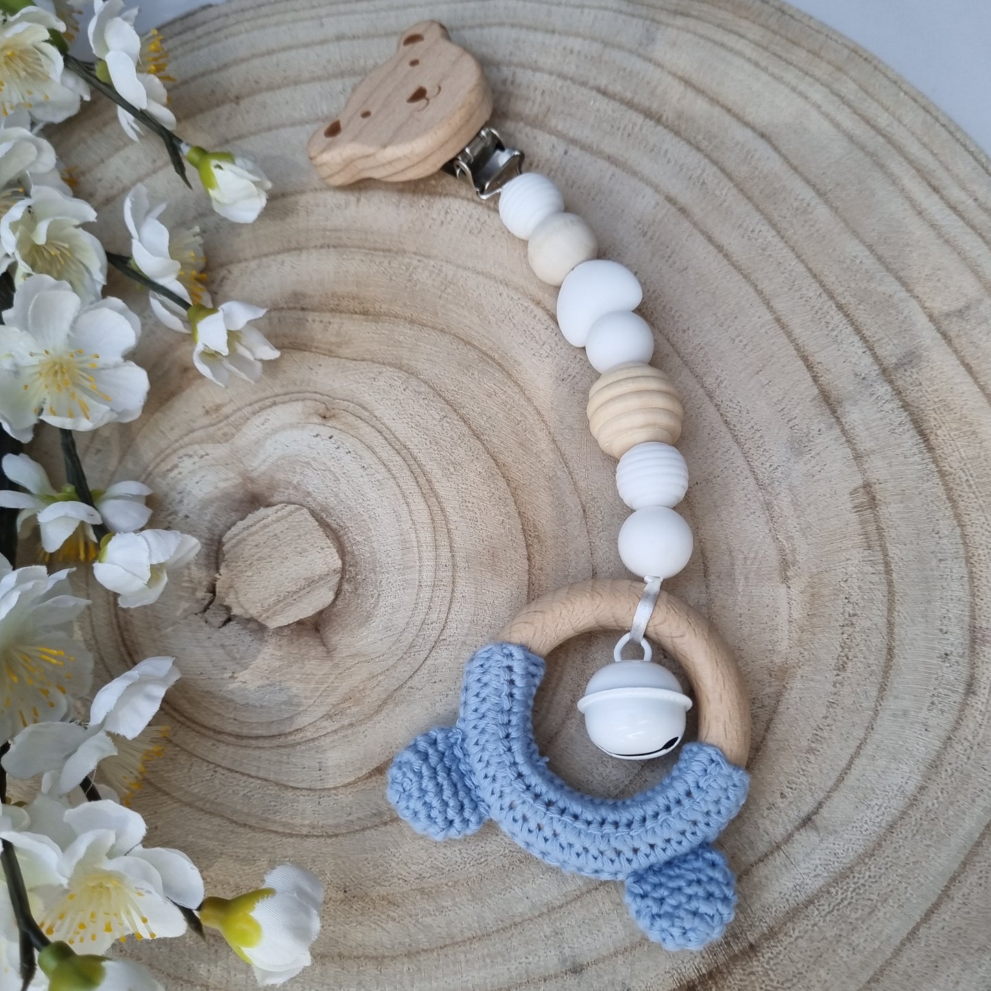 Ein handgefertigter Maxi-Cosi-Anhänger aus bunten Perlen und Holzelementen, der unterwegs für Unterhaltung sorgt. Die verschiedenen Farben und Texturen machen das Reisen mit dem Baby nie langweilig. Ideal für Maxi-Cosi, Kinderwagen oder Bettchen.