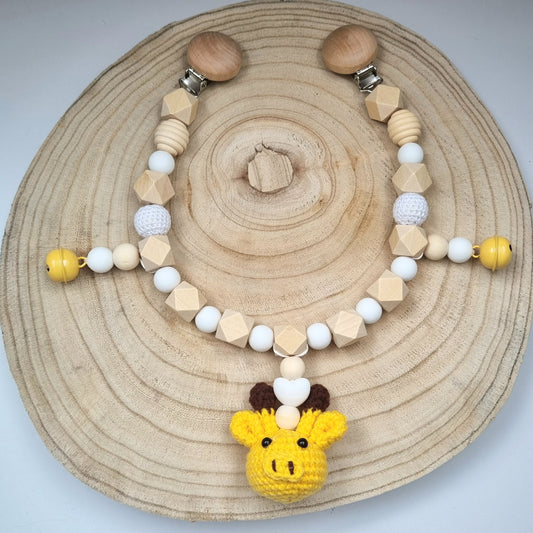 Eine handgefertigte Kinderwagenkette aus bunten Perlen und Häkelelementen. Die lebendigen Farben und unterschiedlichen Texturen bieten Ihrem Baby unterwegs Unterhaltung und fördern die Sinne. Ideal zur Befestigung am Kinderwagen.