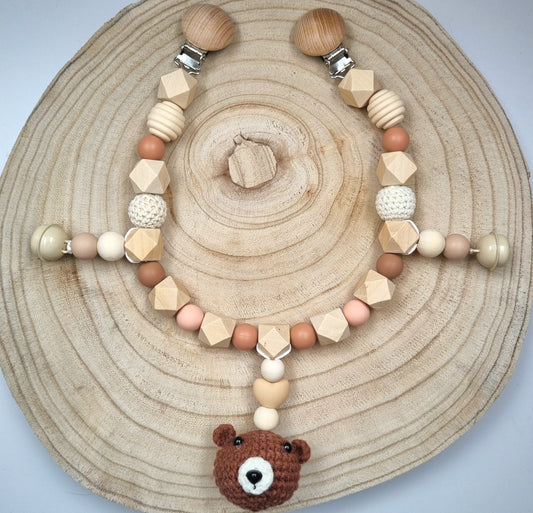 Eine handgefertigte Kinderwagenkette aus bunten Perlen und Häkelelementen. Die lebendigen Farben und unterschiedlichen Texturen bieten Ihrem Baby unterwegs Unterhaltung und fördern die Sinne. Ideal zur Befestigung am Kinderwagen.