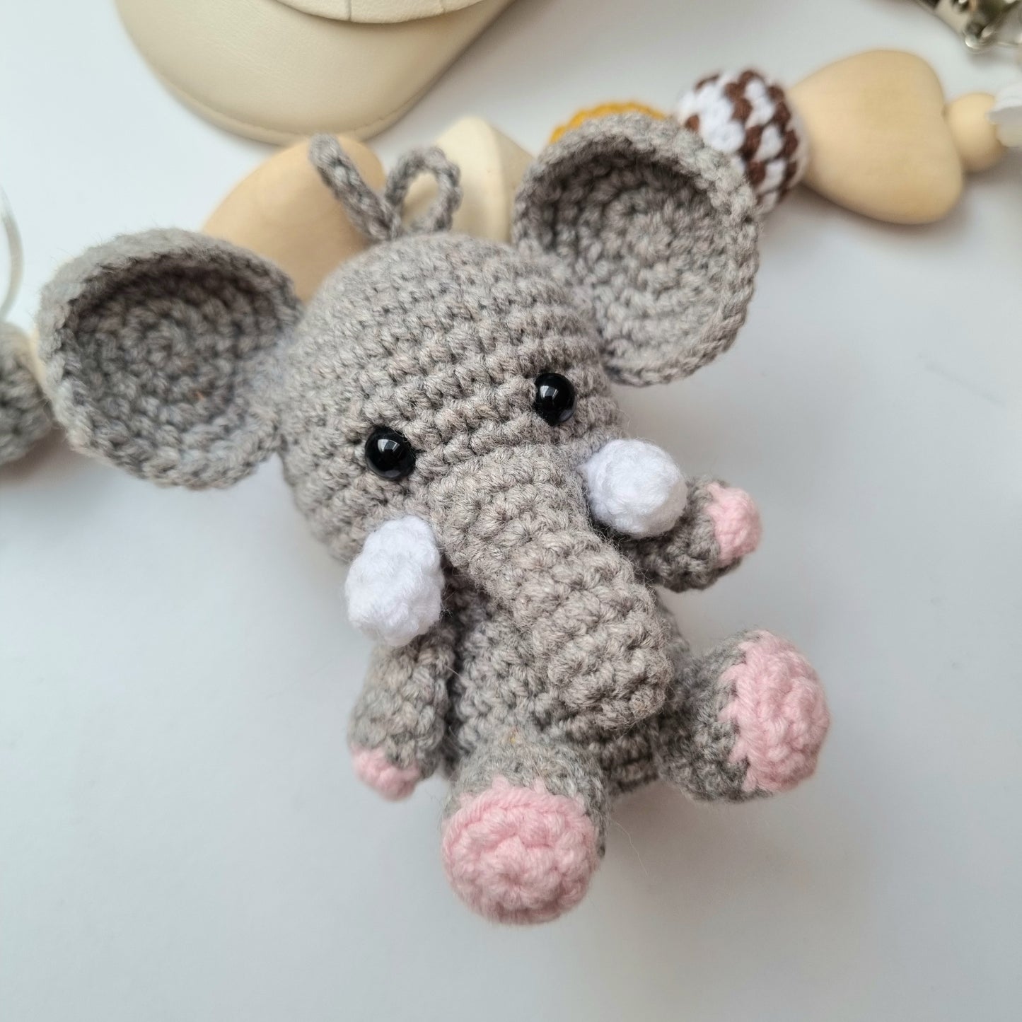 Eine handgefertigte Kinderwagenkette aus bunten Perlen und Häkelelementen. Die lebendigen Farben und unterschiedlichen Texturen bieten Ihrem Baby unterwegs Unterhaltung und fördern die Sinne. Ideal zur Befestigung am Kinderwagen.