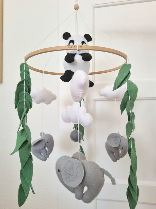 Selbstgemachtes Filzmobile mit liebevoll handgefertigten Figuren und Formen, ideal für das Babybett oder den Kinderwagen. Hergestellt aus weichem, hochwertigem Filz in bunten Farben, fördert es die visuelle und sensorische Entwicklung des Babys. Leicht und sicher aufzuhängen im Babyzimmer, schafft es eine beruhigende und kreative Umgebung für Ihr Kind.