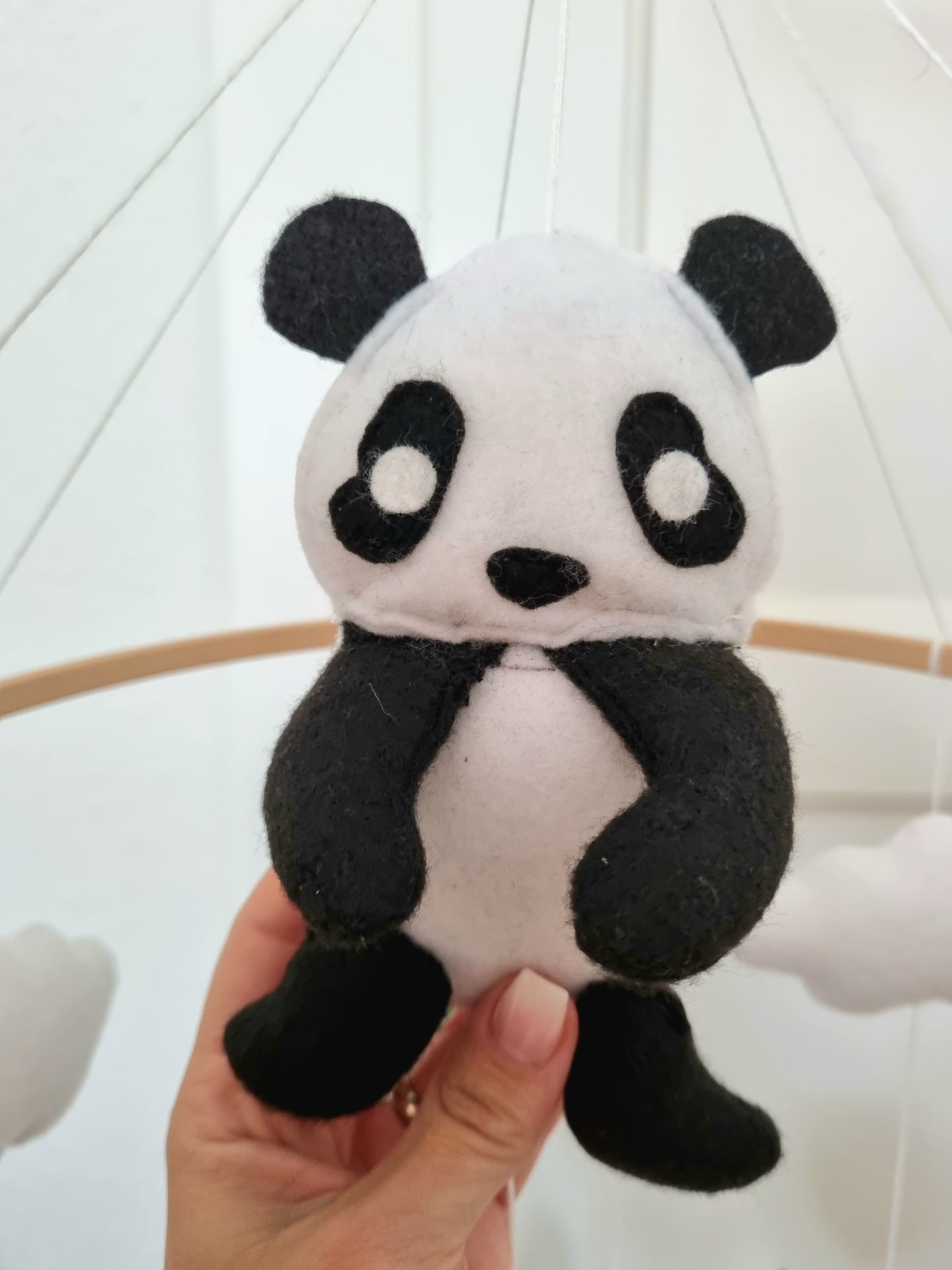 Selbstgemachtes Filzmobile mit liebevoll handgefertigten Figuren und Formen, ideal für das Babybett oder den Kinderwagen. Hergestellt aus weichem, hochwertigem Filz in bunten Farben, fördert es die visuelle und sensorische Entwicklung des Babys. Leicht und sicher aufzuhängen im Babyzimmer, schafft es eine beruhigende und kreative Umgebung für Ihr Kind.