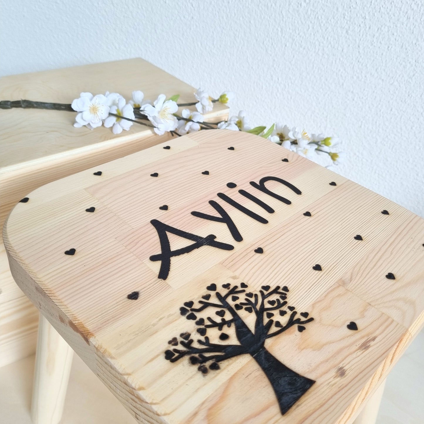 Kinderhocker Herzbäumchen personalisiert