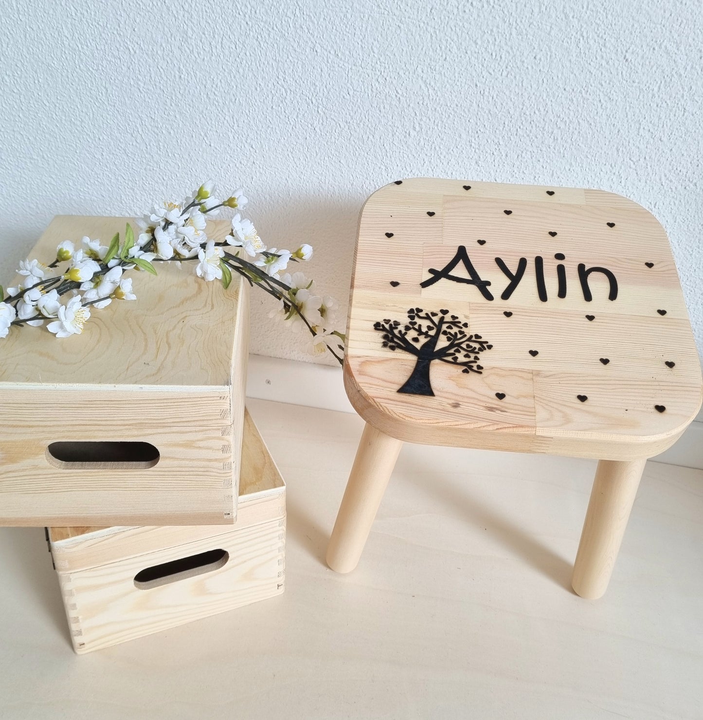 Kinderhocker Herzbäumchen personalisiert