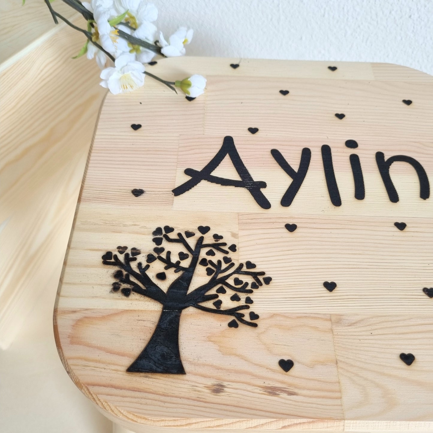 Kinderhocker Herzbäumchen personalisiert