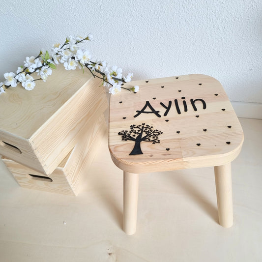 Kinderhocker Herzbäumchen personalisiert
