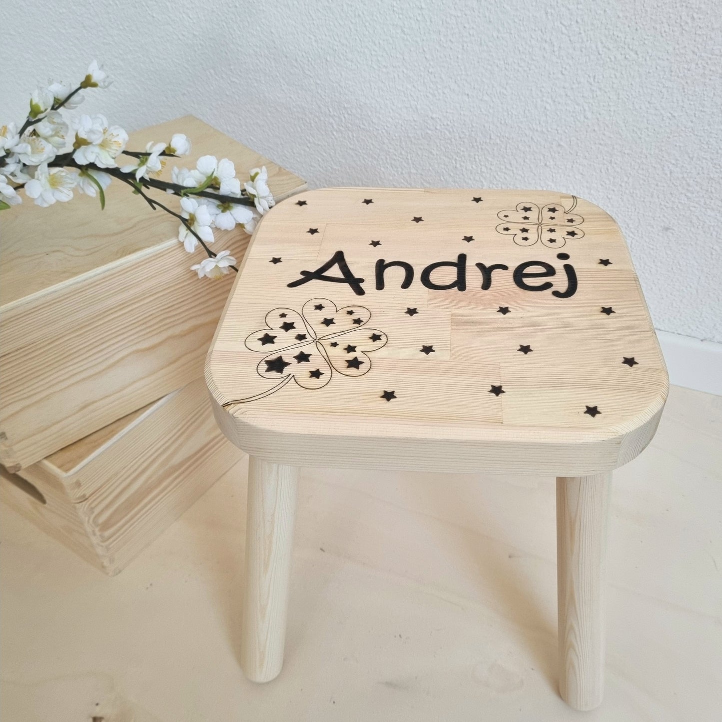 Kinderhocker Glückskleeblatt personalisiert