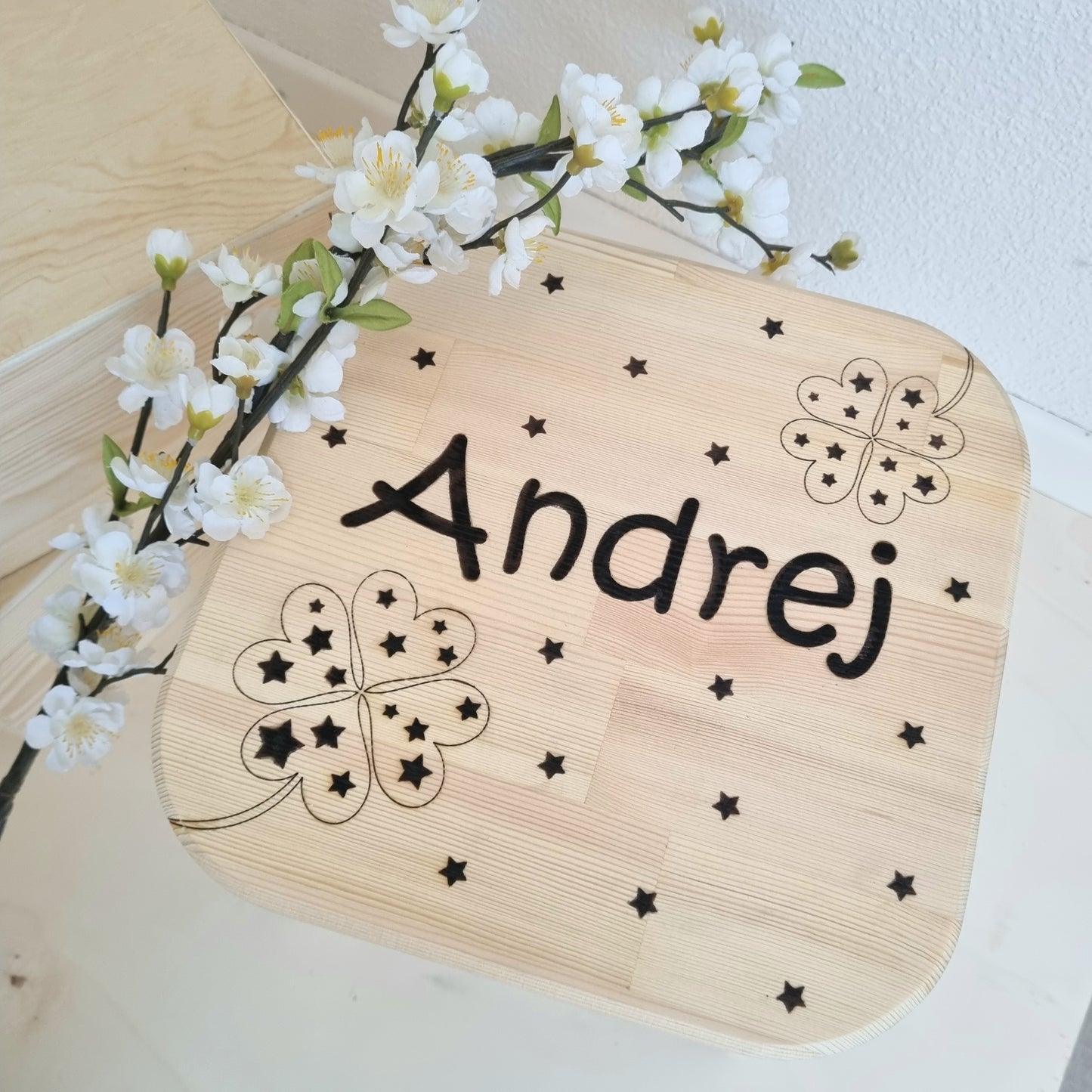 Kinderhocker Glückskleeblatt personalisiert