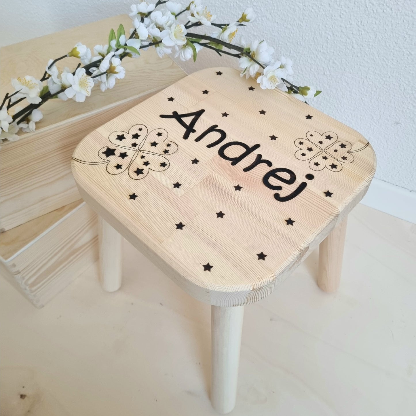 Kinderhocker Glückskleeblatt personalisiert