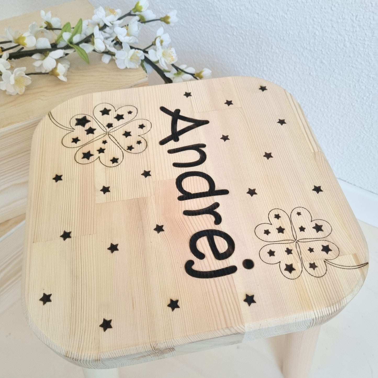 Kinderhocker Glückskleeblatt personalisiert
