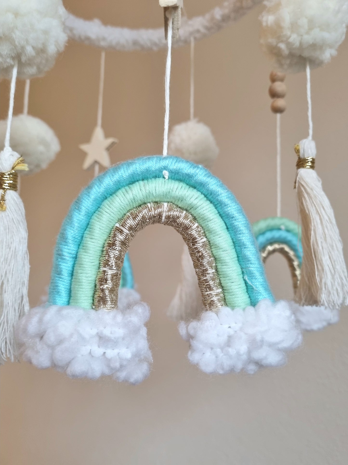 Selbstgemachtes Babymobile mit liebevoll handgefertigten Figuren und Formen, ideal für das Kinderbett oder den Kinderwagen. Durch die bunten Makrameebögen, fördert das Babymobile die visuelle und sensorische Entwicklung des Babys. Leicht und sicher aufzuhängen, schafft es eine beruhigende und kreative Umgebung für Ihr Kind.