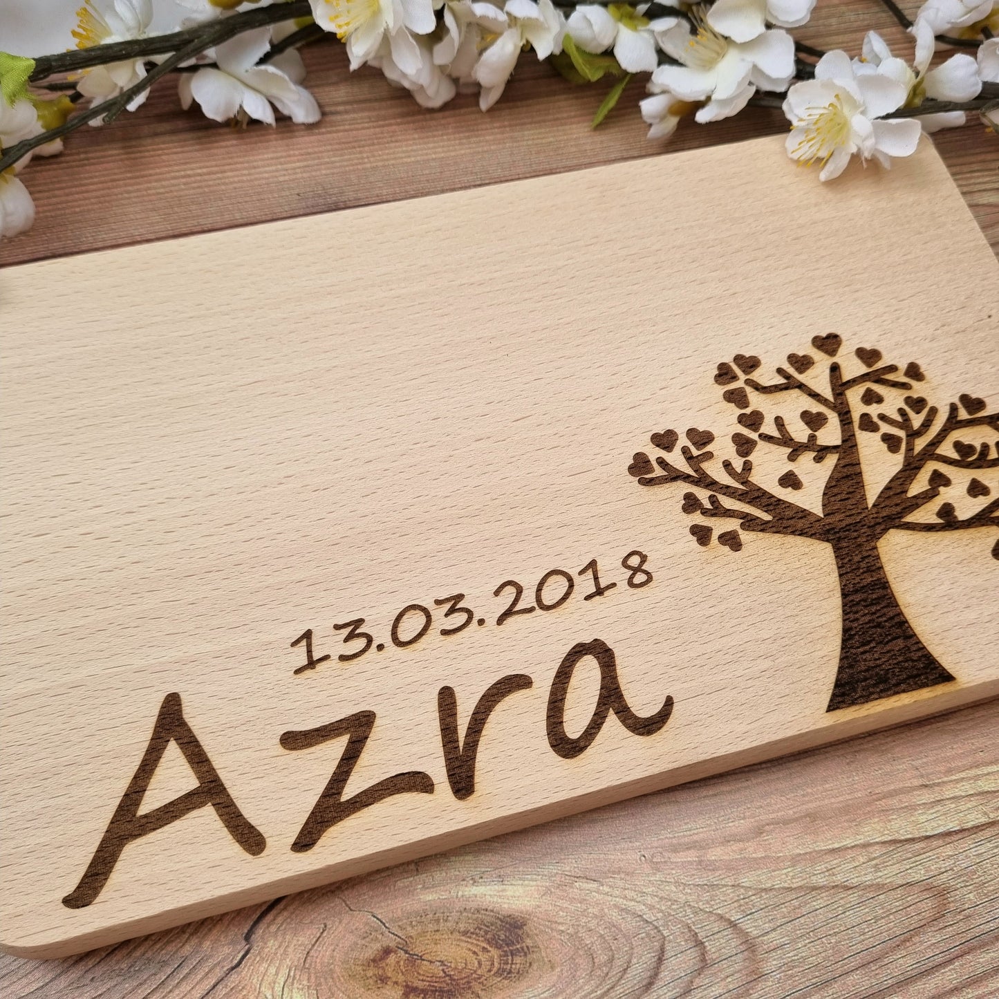 Frühstücksbrett Herzbäumchen personalisiert