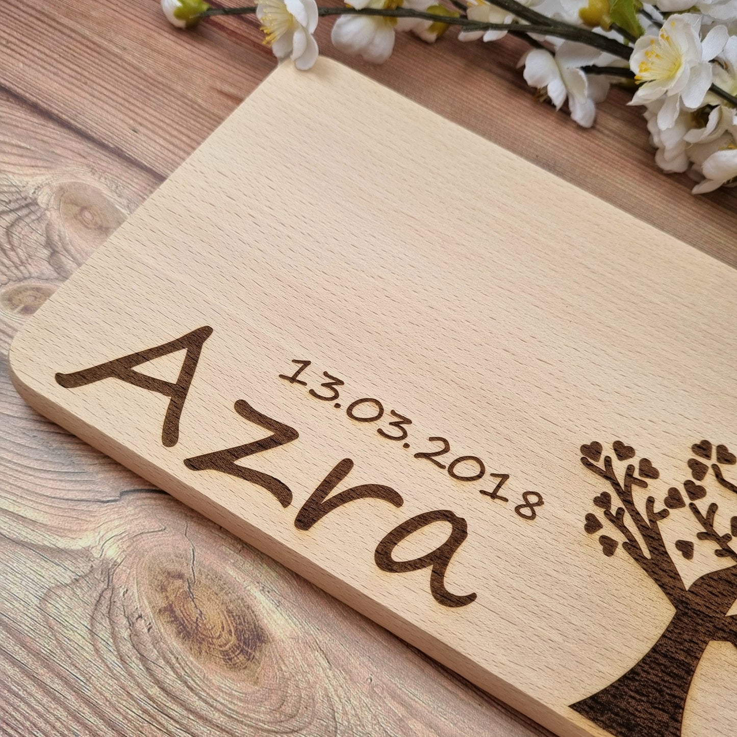 Frühstücksbrett Herzbäumchen personalisiert