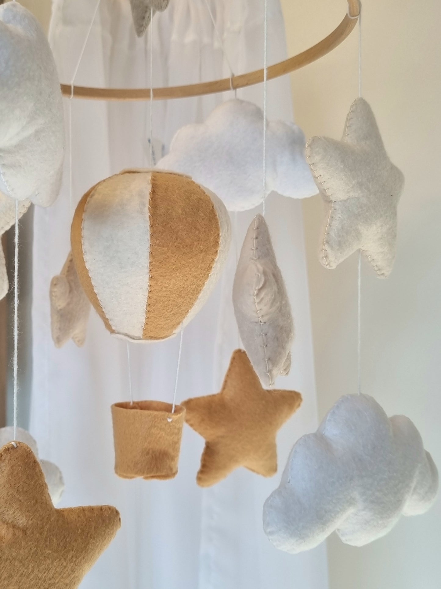 Baby Mobile Heissluftballon beige/weiss