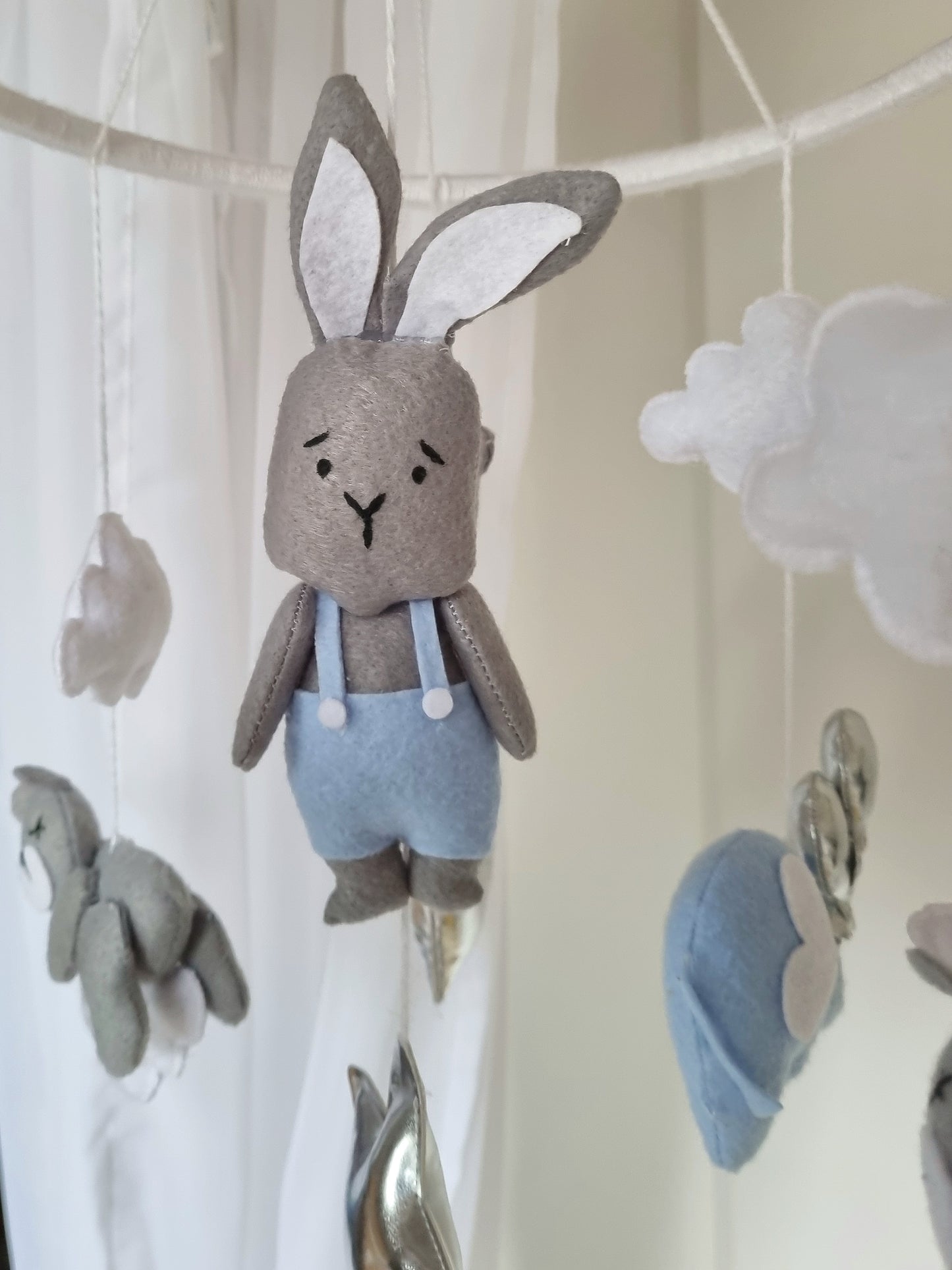 Mobile bébé petit lapin bleu