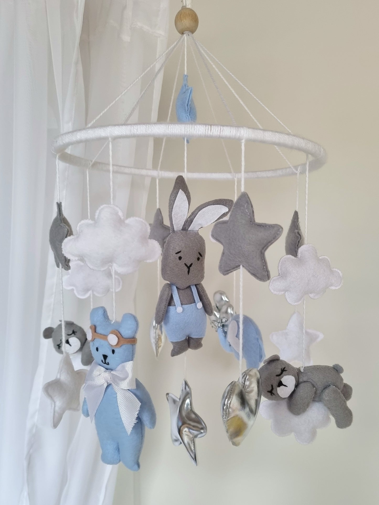 Mobile bébé petit lapin bleu