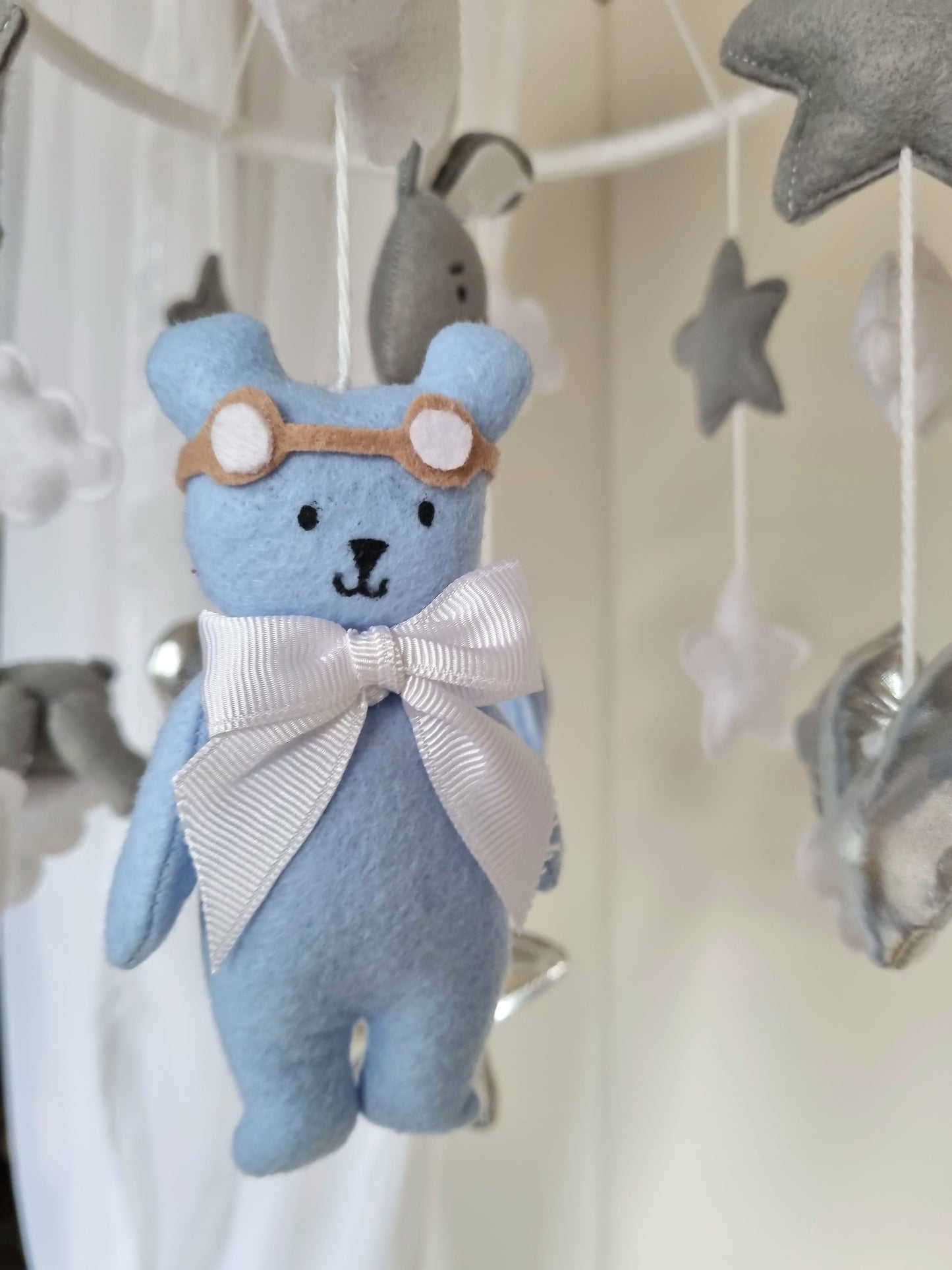 Mobile bébé petit lapin bleu