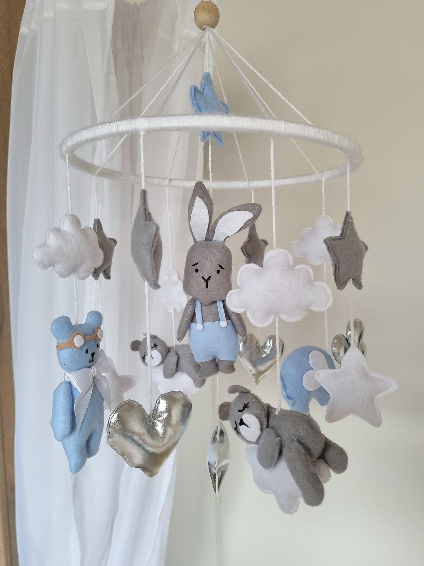 Mobile bébé petit lapin bleu