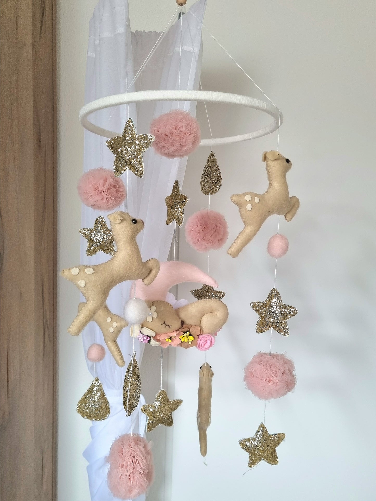 Selbstgemachtes Babymobile mit liebevoll handgefertigten Figuren und Formen, ideal für das Kinderbett oder den Kinderwagen. Hergestellt aus weichem, hochwertigem Filz in bunten Farben, fördert das Babymobile die visuelle und sensorische Entwicklung des Babys. Leicht und sicher aufzuhängen, schafft es eine beruhigende und kreative Umgebung für Ihr Kind.