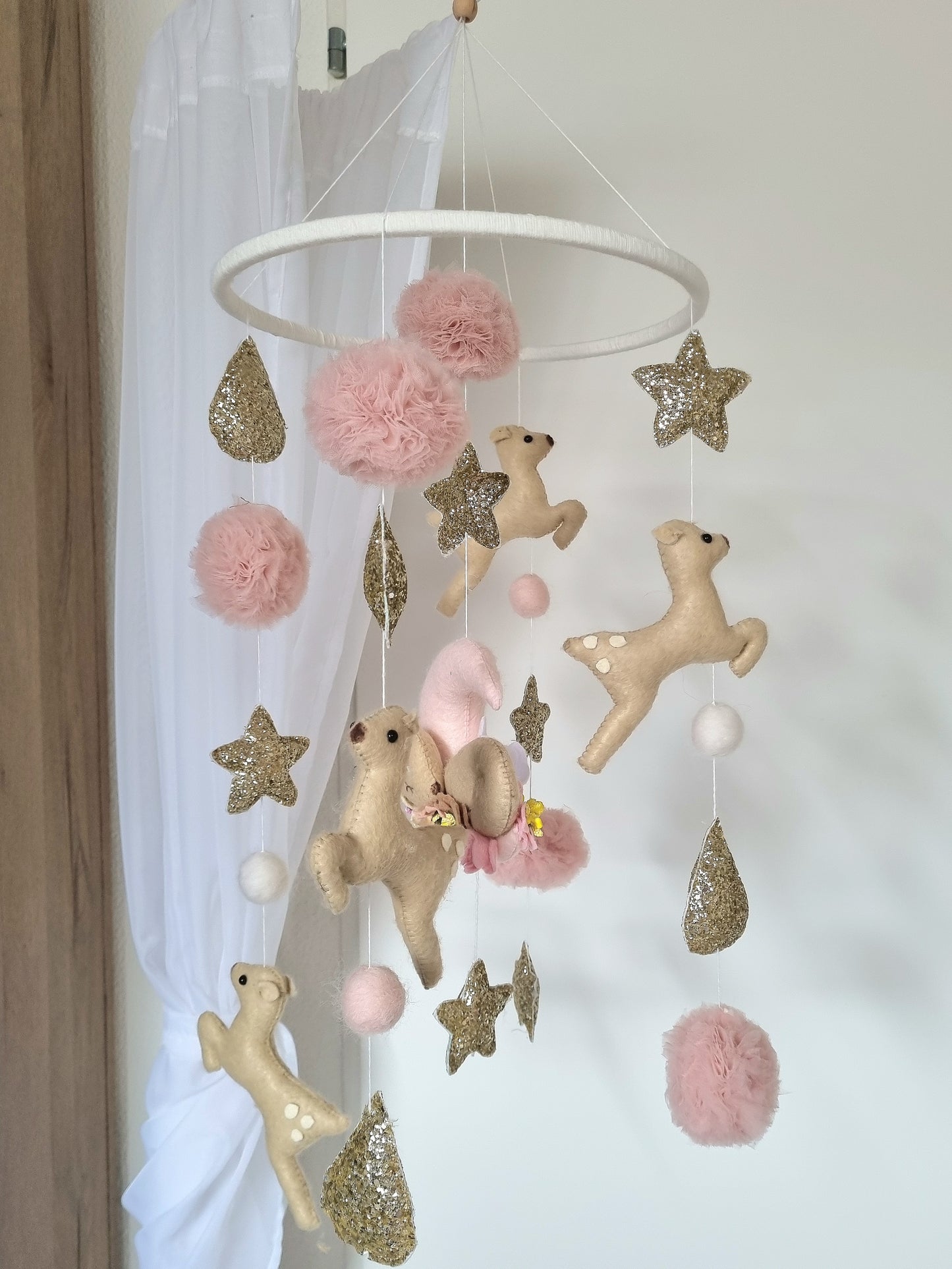 Selbstgemachtes Babymobile mit liebevoll handgefertigten Figuren und Formen, ideal für das Kinderbett oder den Kinderwagen. Hergestellt aus weichem, hochwertigem Filz in bunten Farben, fördert das Babymobile die visuelle und sensorische Entwicklung des Babys. Leicht und sicher aufzuhängen, schafft es eine beruhigende und kreative Umgebung für Ihr Kind.