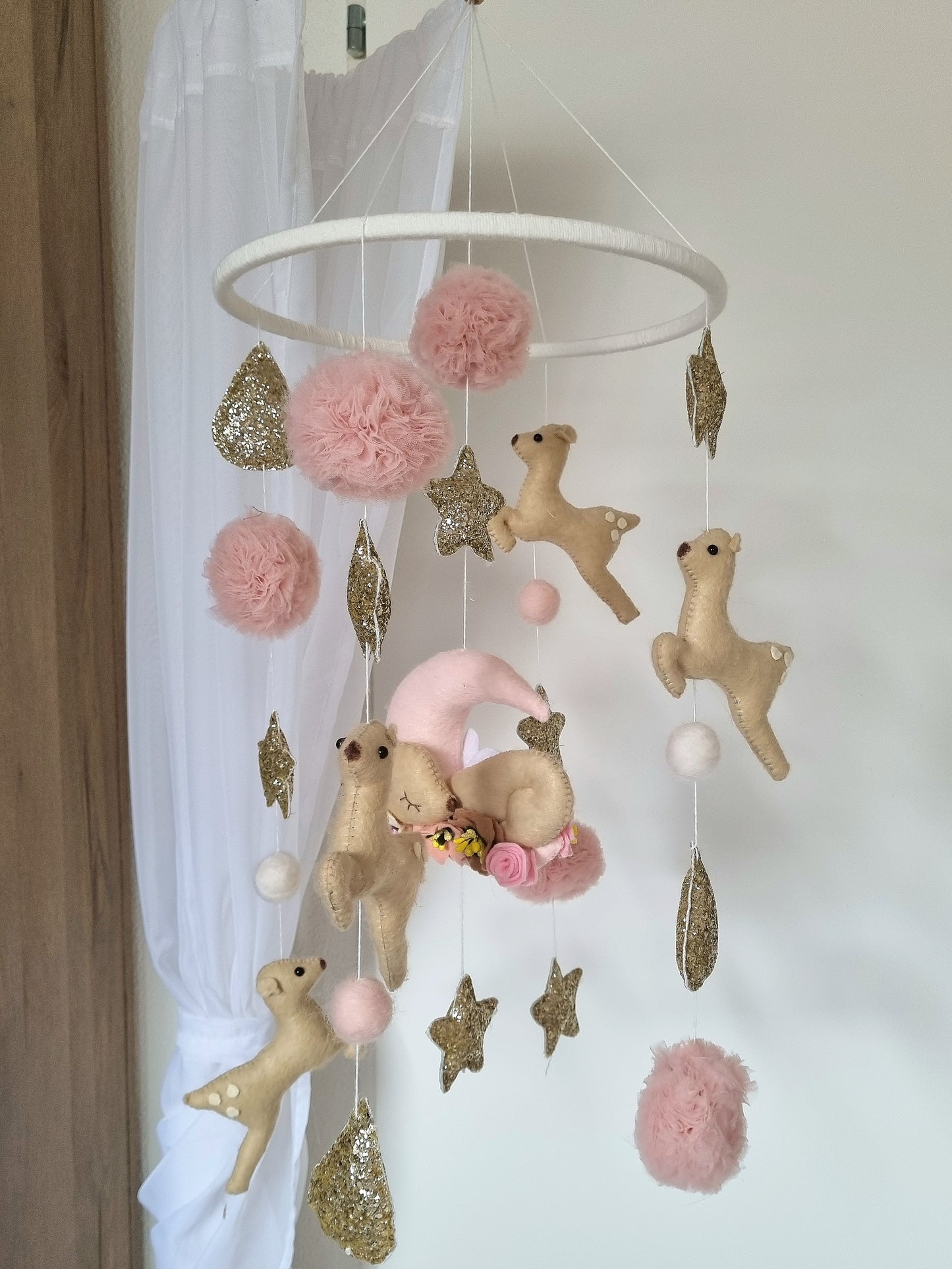 Selbstgemachtes Babymobile mit liebevoll handgefertigten Figuren und Formen, ideal für das Kinderbett oder den Kinderwagen. Hergestellt aus weichem, hochwertigem Filz in bunten Farben, fördert das Babymobile die visuelle und sensorische Entwicklung des Babys. Leicht und sicher aufzuhängen, schafft es eine beruhigende und kreative Umgebung für Ihr Kind.