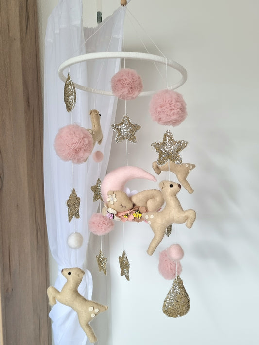 Selbstgemachtes Babymobile mit liebevoll handgefertigten Figuren und Formen, ideal für das Kinderbett oder den Kinderwagen. Hergestellt aus weichem, hochwertigem Filz in bunten Farben, fördert das Babymobile die visuelle und sensorische Entwicklung des Babys. Leicht und sicher aufzuhängen, schafft es eine beruhigende und kreative Umgebung für Ihr Kind.