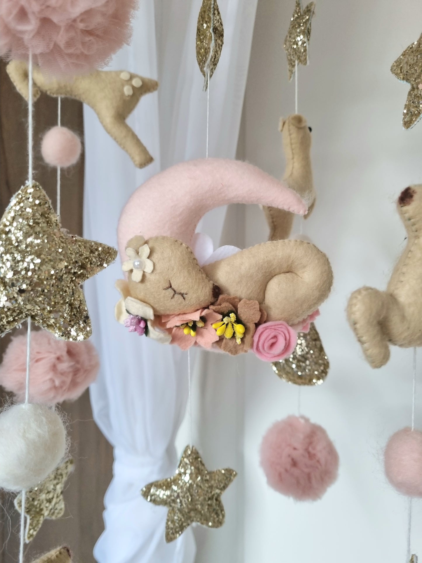 Selbstgemachtes Babymobile mit liebevoll handgefertigten Figuren und Formen, ideal für das Kinderbett oder den Kinderwagen. Hergestellt aus weichem, hochwertigem Filz in bunten Farben, fördert das Babymobile die visuelle und sensorische Entwicklung des Babys. Leicht und sicher aufzuhängen, schafft es eine beruhigende und kreative Umgebung für Ihr Kind.