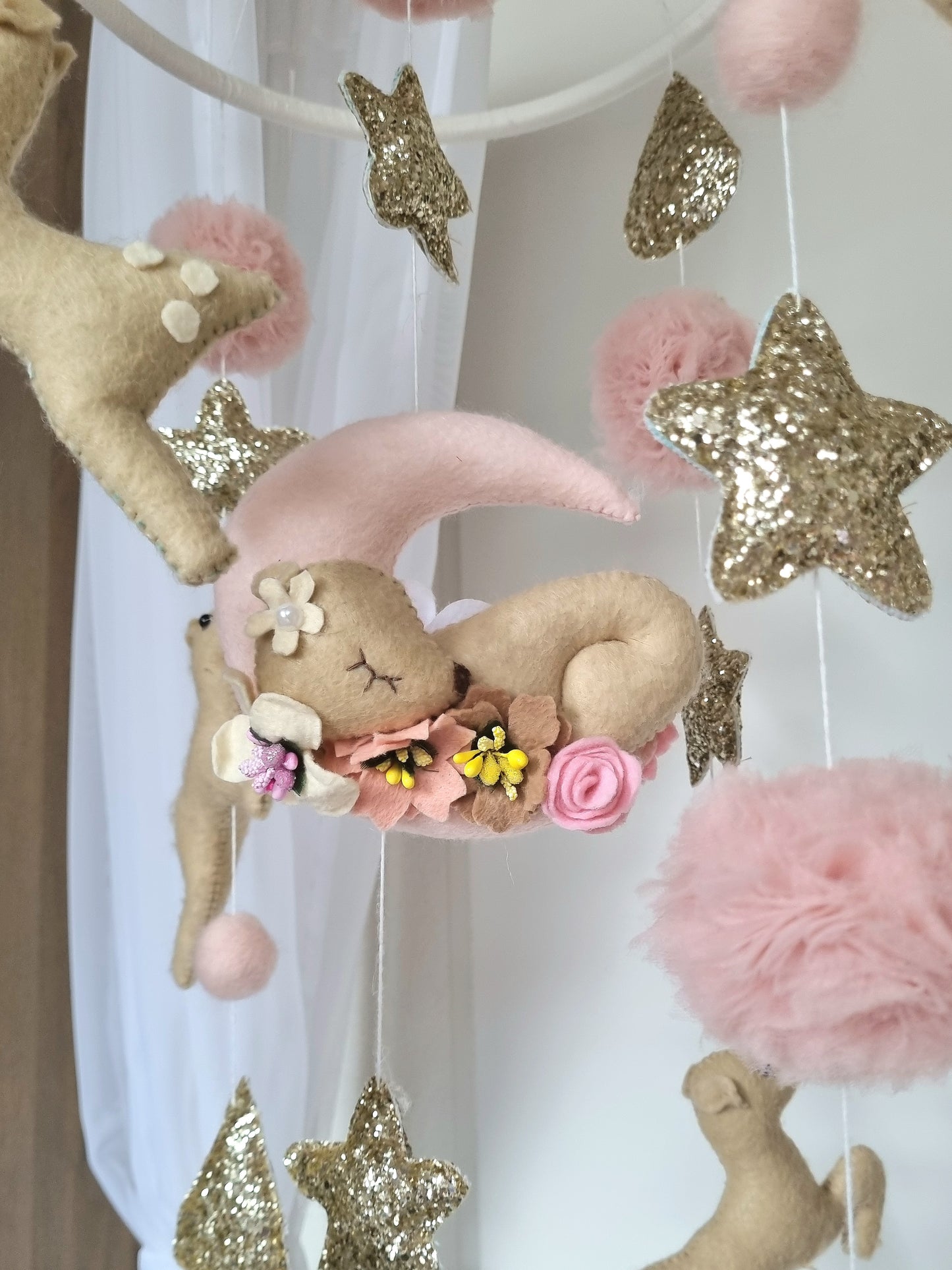 Selbstgemachtes Babymobile mit liebevoll handgefertigten Figuren und Formen, ideal für das Kinderbett oder den Kinderwagen. Hergestellt aus weichem, hochwertigem Filz in bunten Farben, fördert das Babymobile die visuelle und sensorische Entwicklung des Babys. Leicht und sicher aufzuhängen, schafft es eine beruhigende und kreative Umgebung für Ihr Kind.