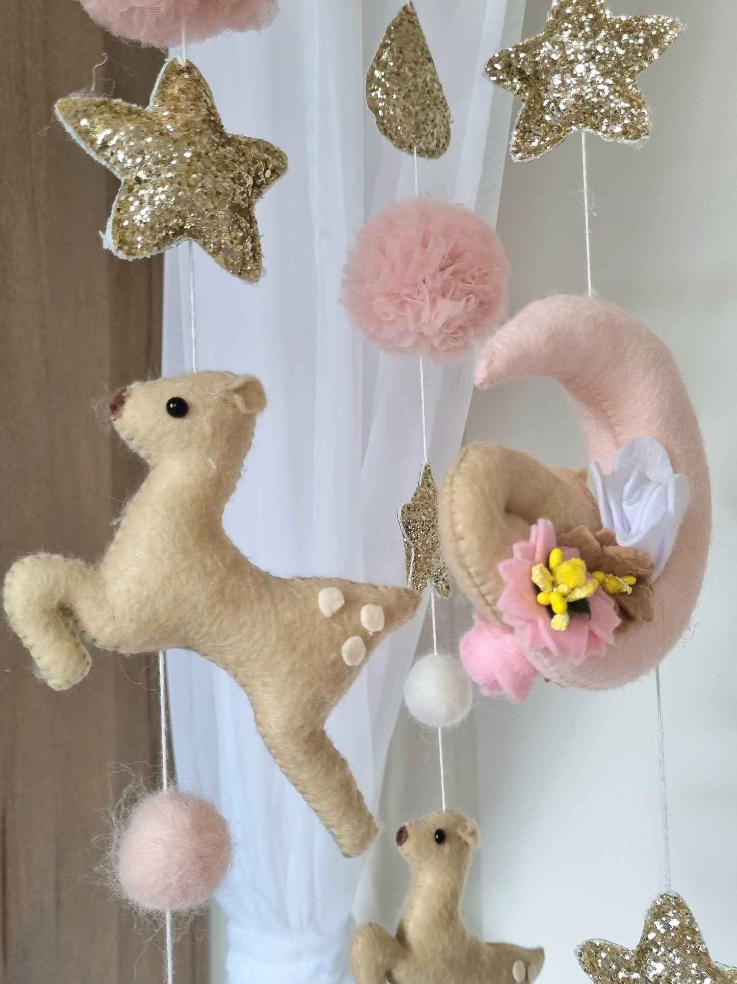 Selbstgemachtes Babymobile mit liebevoll handgefertigten Figuren und Formen, ideal für das Kinderbett oder den Kinderwagen. Hergestellt aus weichem, hochwertigem Filz in bunten Farben, fördert das Babymobile die visuelle und sensorische Entwicklung des Babys. Leicht und sicher aufzuhängen, schafft es eine beruhigende und kreative Umgebung für Ihr Kind.